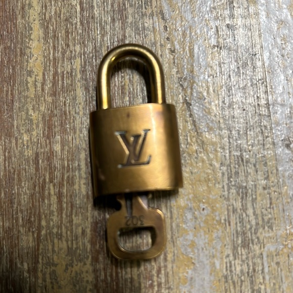 Louis Vuitton Lock Vintage authentic - Picture 2 of 7